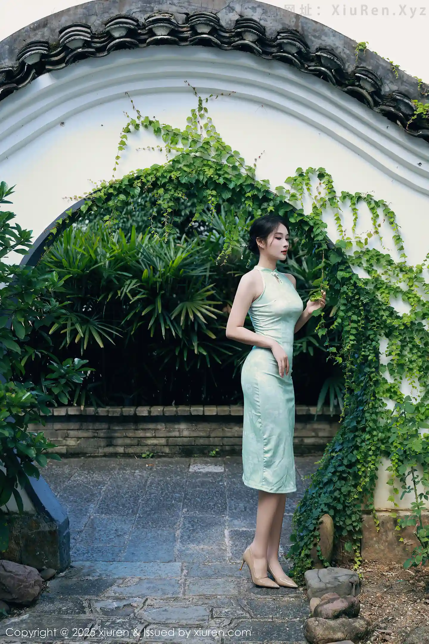 图片[2]-[XiuRen秀人网]VOL.10538 模特南乔性感浅绿色旗袍服饰配超薄无内肉丝秀完美身材诱惑写真84P-秀人网官方网站